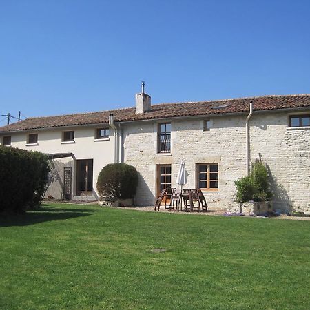 Le Noisetier At Les Hiboux Gites Chef-Boutonne Quarto foto