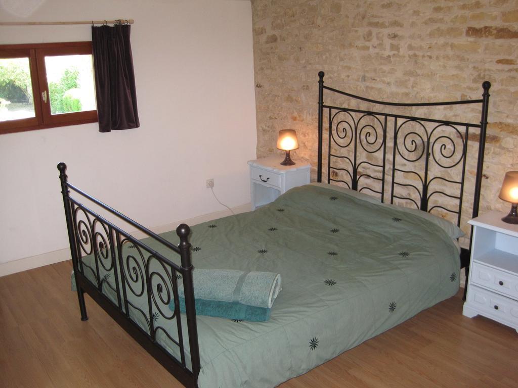 Le Noisetier At Les Hiboux Gites Chef-Boutonne Quarto foto