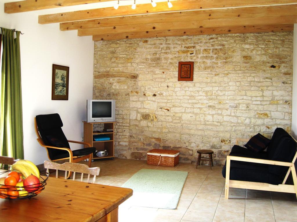 Le Noisetier At Les Hiboux Gites Chef-Boutonne Quarto foto