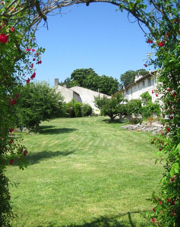 Le Noisetier At Les Hiboux Gites Chef-Boutonne Exterior foto