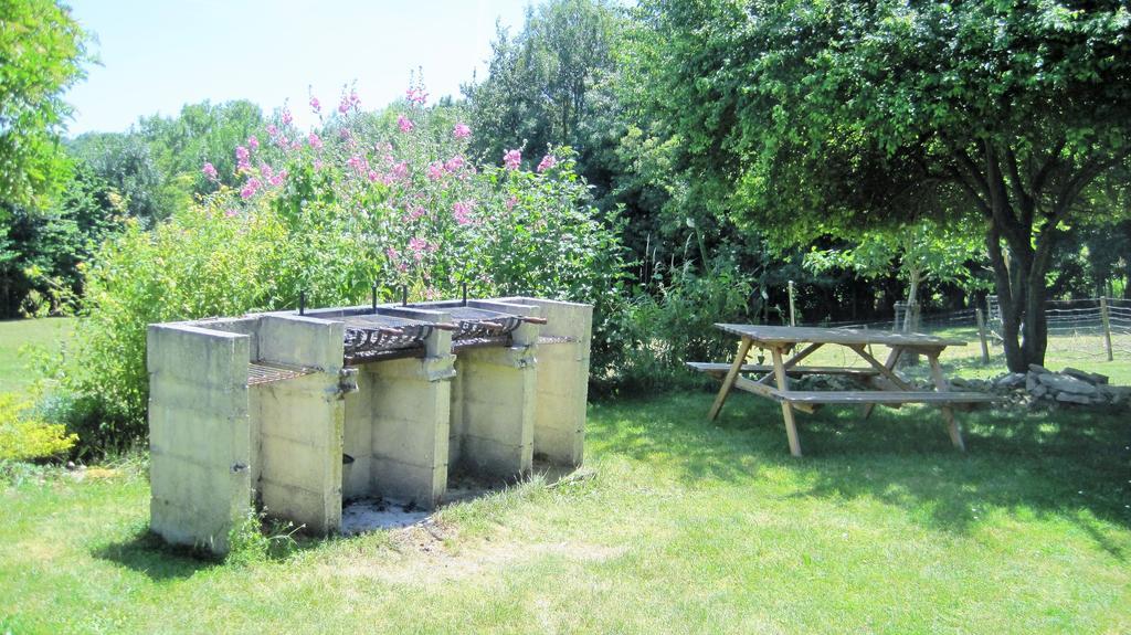 Le Noisetier At Les Hiboux Gites Chef-Boutonne Exterior foto